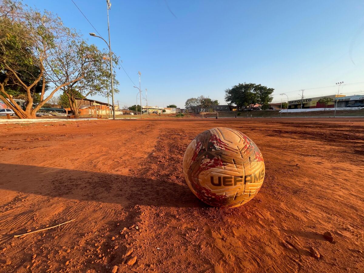 Bola UEFAMS no campo de várzea de terra batida