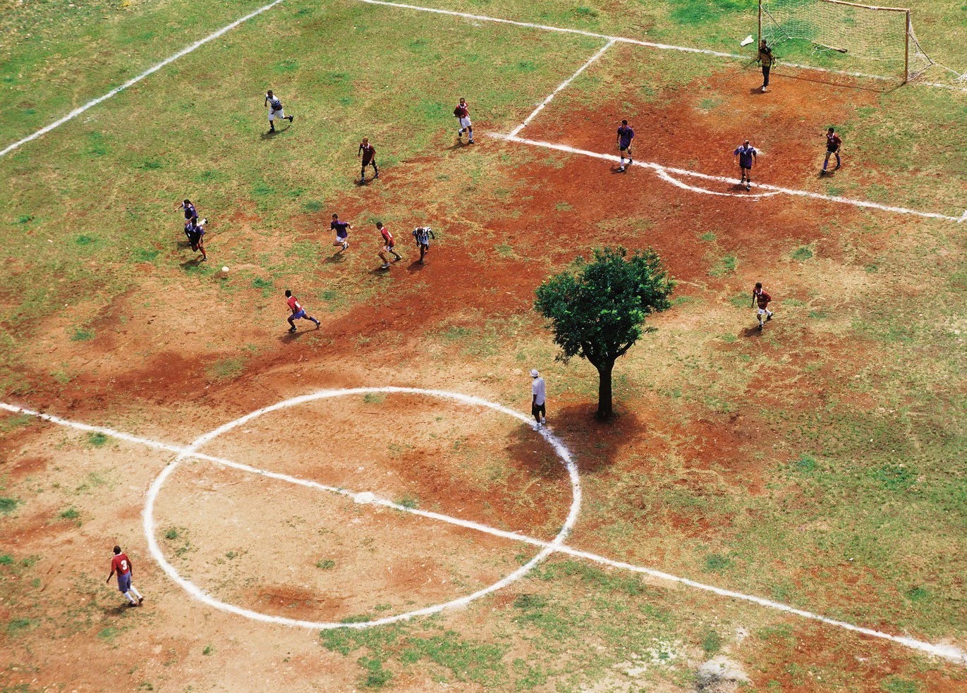 Campo de futebol society iluminado